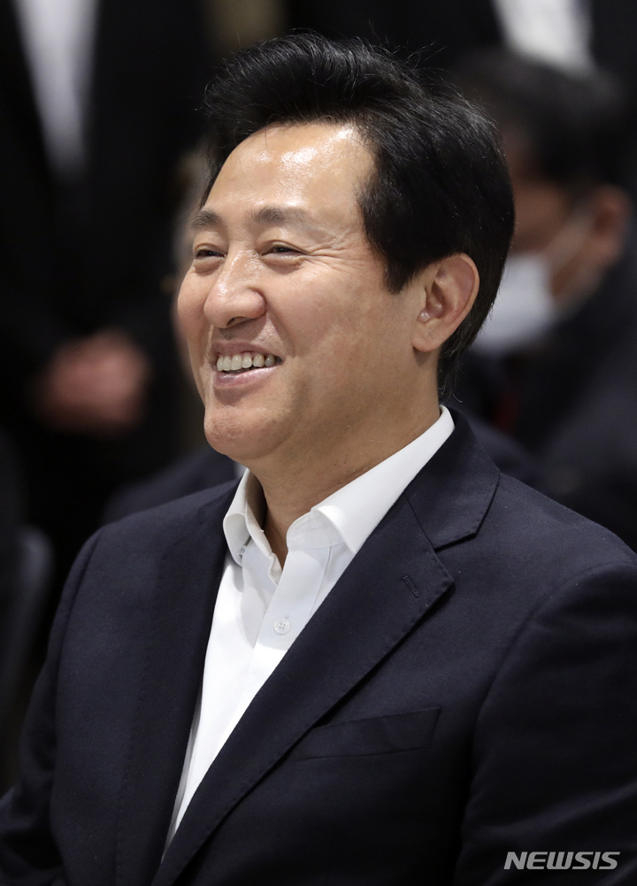 [서울=뉴시스] 최진석 기자 = 오세훈 서울시장이 27일 서울 강남구 서울창업허브 스케일업센터에서 열린 '서울창업허브 스케일업센터 개관식'에서 미소짓고 있다. 2023.04.27. myjs@newsis.com