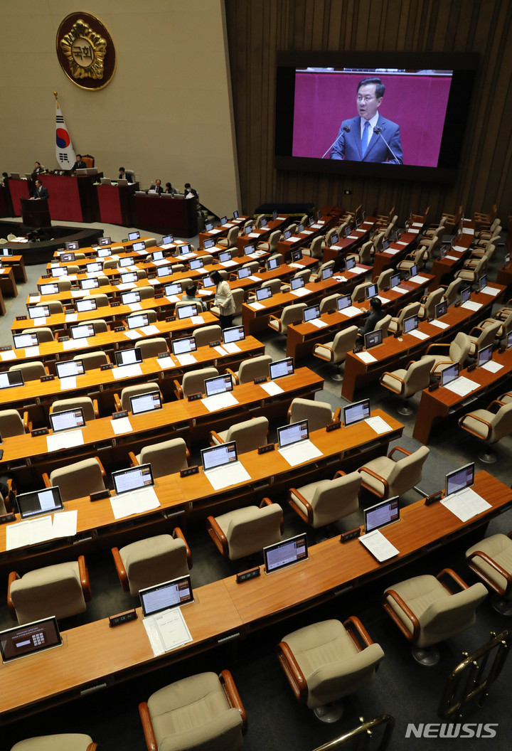 [서울=뉴시스] 고범준 기자 = 국민의힘 의원들이 27일 오후 서울 여의도 국회 본회의장에서 열린 제405회국회(임시회) 제5차 본회의에서 화천대유 ‘50억 클럽’ 뇌물 의혹 사건의 진상규명을 위한 특별검사의 임명 등에 관한 법률안에 대한 신속처리안건 지정 동의의 건, 대통령 배우자 김건희의 도이치모터스 주가조작 의혹 진상규명을 위한 특별검사 임명 등에 관한 법률안에 대한 신속처리안건 지정 동의의 건 투표가 시작되자 회의장을 나가 자리가 텅 비어 있다. 2023.04.27. bjko@newsis.com