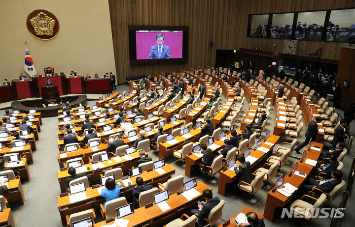 [서울=뉴시스] 고범준 기자 = 국민의힘 의원들이 27일 오후 서울 여의도 국회 본회의장에서 열린 제405회국회(임시회) 제5차 본회의에서 화천대유 ‘50억 클럽’ 뇌물 의혹 사건의 진상규명을 위한 특별검사의 임명 등에 관한 법률안에 대한 신속처리안건 지정 동의의 건, 대통령 배우자 김건희의 도이치모터스 주가조작 의혹 진상규명을 위한 특별검사 임명 등에 관한 법률안에 대한 신속처리안건 지정 동의의 건 투표가 시작되자 회의장을 나가고 있다. 2023.04.27. bjko@newsis.com