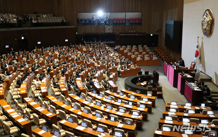 [서울=뉴시스] 이영환 기자 = 27일 오후 서울 여의도 국회 본회의장에서 열린 제405회국회(임시회) 제5차 본회의에서 화천대유 50억 클럽 뇌물 의혹 사건의 진상규명을 위한 특별검사의 임명 등에 관한 법률안에 대한 신속처리안건(패스트트랙) 지정동의의 건, 대통령 배우자 김건희의 도이치모터스 주가조작 의혹 진상규명을 위한 특별검사 임명 등에 관한 법률안에 대한 신속처리안건 지정동의의 건이 통과되고 있다. 국민의힘 의원들은 투표 직전 퇴장했으며 183명이 투표에 참여해 50억 클럽 특검법은 찬성 183명, 김건희 여사 특검법은 찬성 182명, 반대 1명으로 요건을 충족했다. 2023.04.27. 20hwan@newsis.com