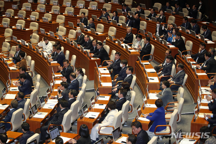 [서울=뉴시스] 고범준 기자 = 지난 4월27일 오후 서울 여의도 국회 본회의장에서 열린 제405회국회(임시회) 제5차 본회의에서 화천대유 ‘50억 클럽’ 뇌물 의혹 사건의 진상규명을 위한 특별검사의 임명 등에 관한 법률안에 대한 신속처리안건 지정 동의의 건, 대통령 배우자 김건희의 도이치모터스 주가조작 의혹 진상규명을 위한 특별검사 임명 등에 관한 법률안에 대한 신속처리안건 지정 동의의 건이 통과되자 의원들이 박수치고 있다. 이른바 '쌍특검' 법안이 신속처리안건(패스트트랙)으로 지정, 대장동 50억 클럽 특검 도입 법안과 관련 총 투표수 183표 중 183표 전원 찬성으로 가결, 김건희 여사 의혹 관련 특검 법안은 총 투표수 183표 중 찬성 182표, 반대 1표로 통과됐다. 2023.04.27. bjko@newsis.com
