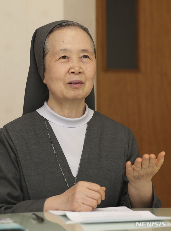 [서울=뉴시스] 김근수 기자 = 살레시오 수녀회 최수경 수녀가 27일 서울 영등포구 살레시오 수녀회에서 뉴시스와 인터뷰를 하고 있다. 2023.04.27. ks@newsis.com