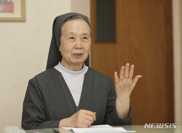 [서울=뉴시스] 김근수 기자 = 살레시오 수녀회 최수경 수녀가 27일 서울 영등포구 살레시오 수녀회에서 뉴시스와 인터뷰를 하고 있다. 2023.04.27. ks@newsis.com