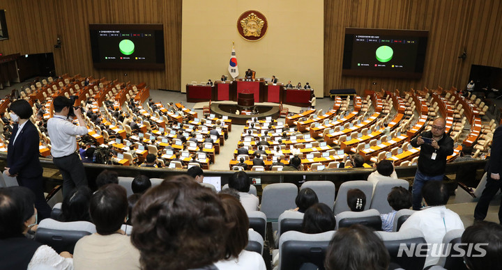 [서울=뉴시스] 고범준 기자 = 27일 오후 서울 여의도 국회 본회의장에서 열린 제405회국회(임시회) 제5차 본회의에서 간호법안(대안)에 대한 수정안이 재적 300인, 재석 181인, 찬성 179인, 반대 0인, 기권 2인으로 가결되고 있다. 2023.04.27. bjko@newsis.com