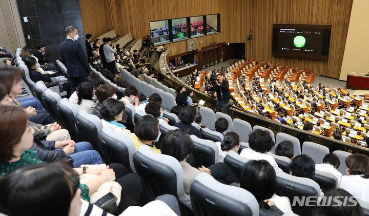 [서울=뉴시스] 고범준 기자 = 27일 오후 서울 여의도 국회 본회의장에서 열린 제405회국회(임시회) 제5차 본회의에서 간호법안(대안)에 대한 수정안이 재적 300인, 재석 181인, 찬성 179인, 반대 0인, 기권 2인으로 가결되고 있다. 2023.04.27. bjko@newsis.com