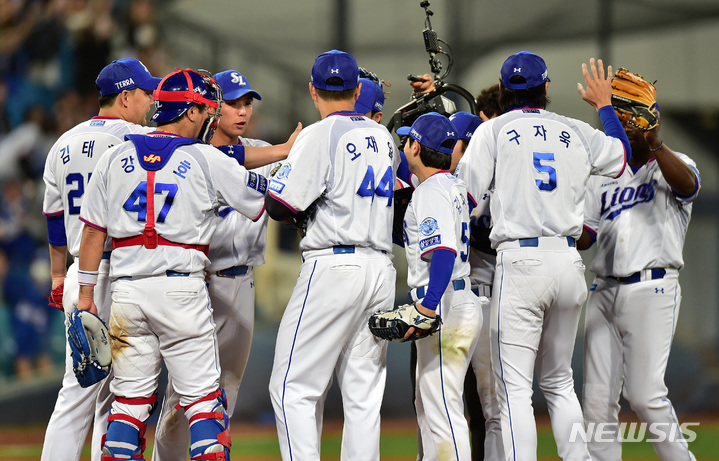 [대구=뉴시스] 이무열 기자 = 27일 오후 대구 삼성라이온즈파크에서 열린 프로야구 신한은행 SOL 2023 KBO리그 삼성 라이온즈와 두산 베어스의 경기, 삼성 선수들이 7대6으로 승리한 뒤 기뻐하고 있다. 2023.04.27. lmy@newsis.com