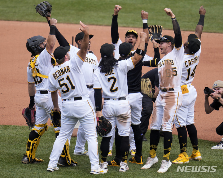 [피츠버그=AP/뉴시스] 28일(한국시간) LA 다저스와의 경기에서 승리한 뒤 기뻐하는 피츠버그 파이리츠 선수단. 2023.04.28