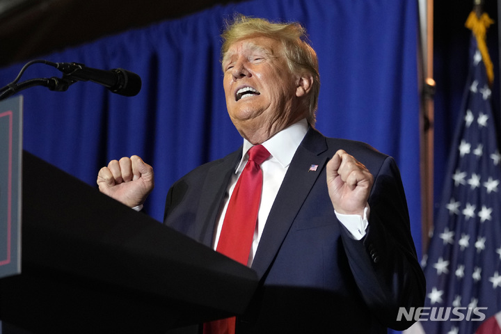 [맨체스터( 미 뉴햄프셔주)= AP/뉴시스] 도널드 트럼프 전 대통령이 지난해 4월 27일 맨체스터의 한 호텔에서 대통령선거출마를 위한 선거운동을 하며 열변을 토하고 있다. 