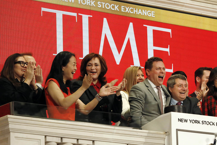 [뉴욕=AP/뉴시스] 1923년 창간 이후 100주년 동안 전 세계에서 가장 영향력 있는 잡지 중 하나로 알려진 미국의 주간지 타임(Time)이 오는 6월 1일부터 모든 웹사이트 상 디지털 콘텐츠를 무료로 제공하겠다 선언했다고 27일(현지시간) 미국 인터넷매체 악시오스가 보도했다. 사진은 2919년 11월 4일 뉴욕 증권거래소 개막 종을 울리는 타임지의 전직 CEO 에드워드 펜젠탈(오른쪽)의 모습. 2023.04.28. *재판매 및 DB 금지