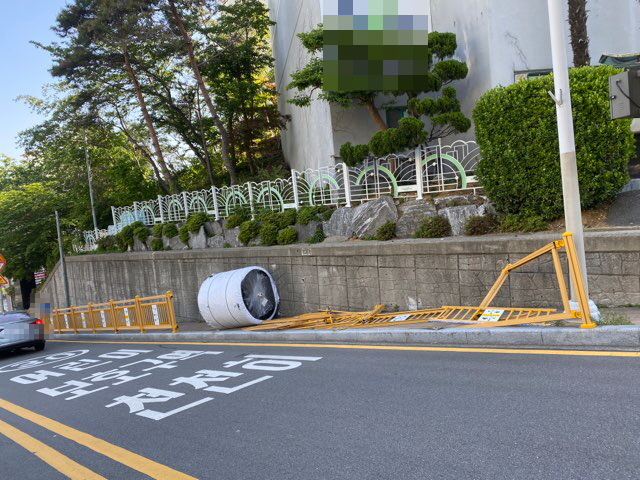 [부산=뉴시스] 28일 오전 부산 영도구의 한 아파트 인근에서 하역 작업 중이던 지게차에서 원통형의 어망실이 도로로 굴러 떨어져 보행자 4명을 덮쳤다. (사진=부산경찰청 제공) *재판매 및 DB 금지