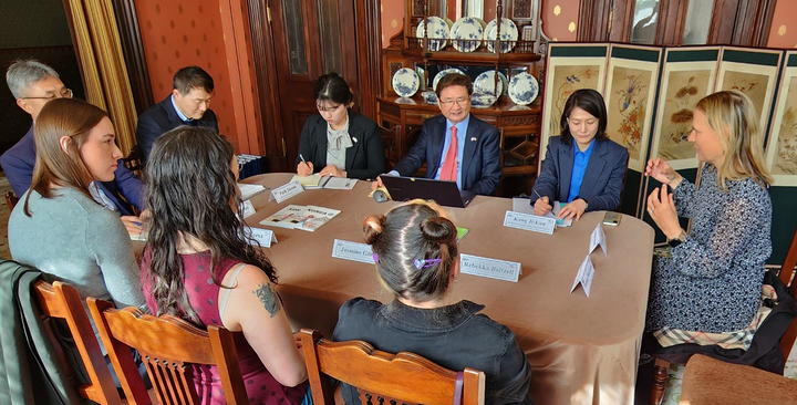 [서울=뉴시스]박보균 문체부 장관이 26일(한국시간) 워싱턴DC 주미 대한제국공사관에서 'K-관광 전략회의' 현지 참가자들과 대화하고 있다. (사진=문화체육관광부 제공) 2023.04.28. photo@newsis.com *재판매 및 DB 금지