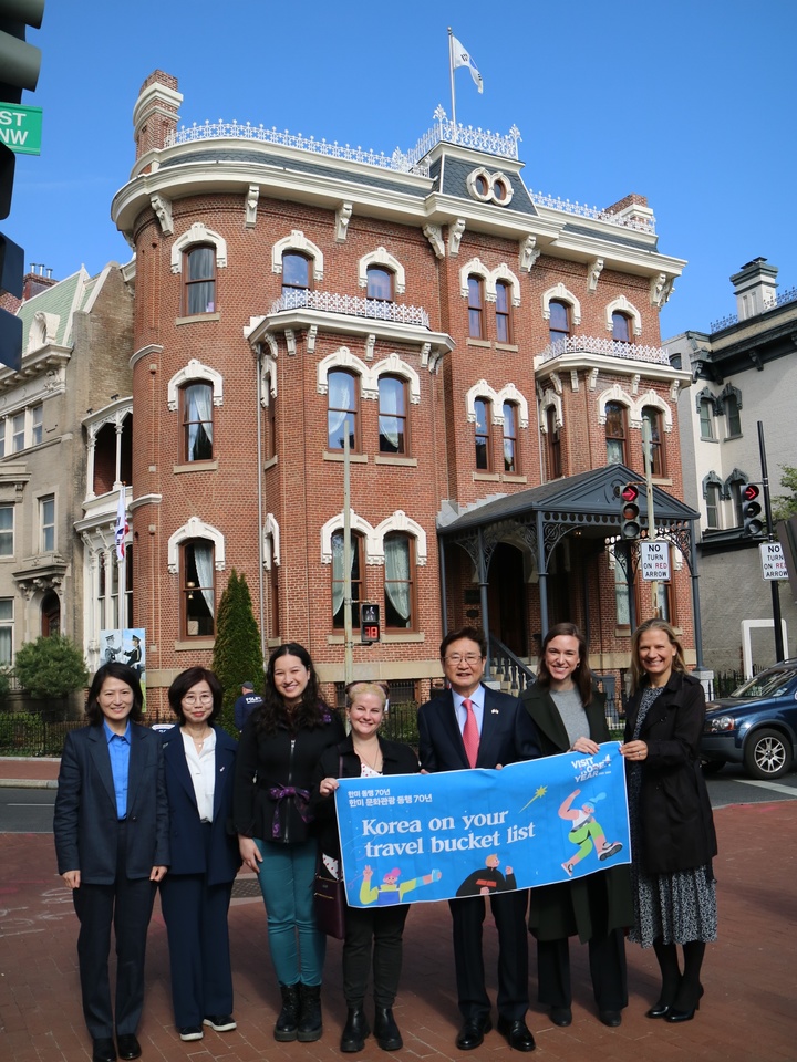 [서울=뉴시스]박보균 문체부 장관이 26일(한국시간) 워싱턴DC 주미 대한제국공사관에서 'K-관광 전략회의'를 진행했다. (사진 오른쪽부터) 베레나 어하트 Vegan Tours NY 대표, 사라 콜사 Remote Lands 수석여행기획자, 박보균 장관, 레베카 발트젤, 재스민 깁스 워싱턴한국문화원 K팝 아카데미 수강생. (사진=문화체육관광부 제공) 2023.04.28. photo@newsis.com *재판매 및 DB 금지