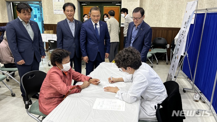 [진안=뉴시스]윤난슬 기자 =  '농업인 행복 버스' 사업.. 2023.04.28.(사진=전북농협 제공)