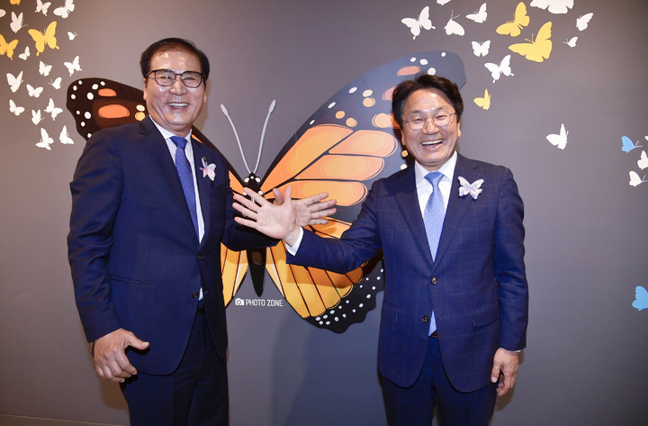 [광주=뉴시스] 강기정 광주시장이 28일 오전 전남 함평군 엑스포공원에서 열린 제25회 함평나비대축제 개장식에 참석, 이상익 함평군수와 나비전시관 포토존에서 나비 포즈를 취하고 있다. (사진 = 광주시 제공) *재판매 및 DB 금지