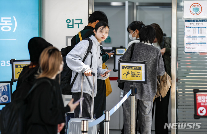 [인천공항=뉴시스] 신종 코로나바이러스 감염증(코로나19)가 세계보건기구(WHO)의 팬데믹 선언 이후 4년 차를 맞이하며 엔데믹(풍토병) 상태로 진입하고 있다는 전문가들의 관측이 나오고 있다. 사진은 지난달 29일 인천국제공항 제1터미널 코로나19 검사센터를 찾은 여행객들이 검사를 받기 위해 대기하고 있는 모습. 2023.04.30. *재판매 및 DB 금지