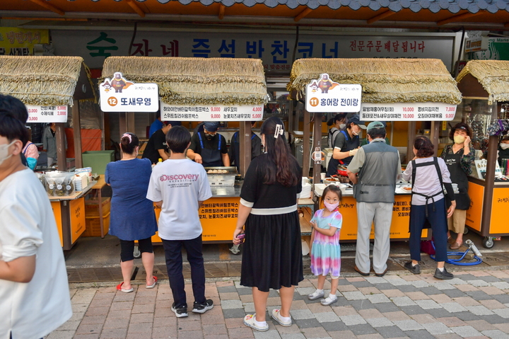 [뉴시스=공주]  ‘밤마실 야시장’ 먹거리 장터 모습.(사진=공주시) *재판매 및 DB 금지