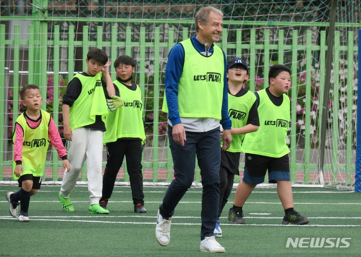 [인천=뉴시스] 김동영 기자 = 위르겐 클린스만 한국 축구대표팀 감독이 28일 오후 인천 서구 발산초등학교에서 어린이들과 함께 축구를 하고 있다. 이날 교육부와 대한축구 협회는 ‘학교체육 활성화 및 늘봄 학교지원을 위한 업무협약을 맺었다. 2023.04.28. dy0121@newsis.com 