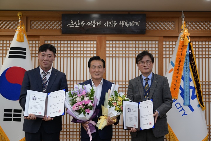 논산시가 28일 방산업체 대표를 시 투자유치위원으로 위촉했다. 왼쪽부터 ㈜KDind 정정모 대표, 백성 논산시장, ㈜풍산FNS 류상우 대표, 2023. 04. 28 논산시 *재판매 및 DB 금지