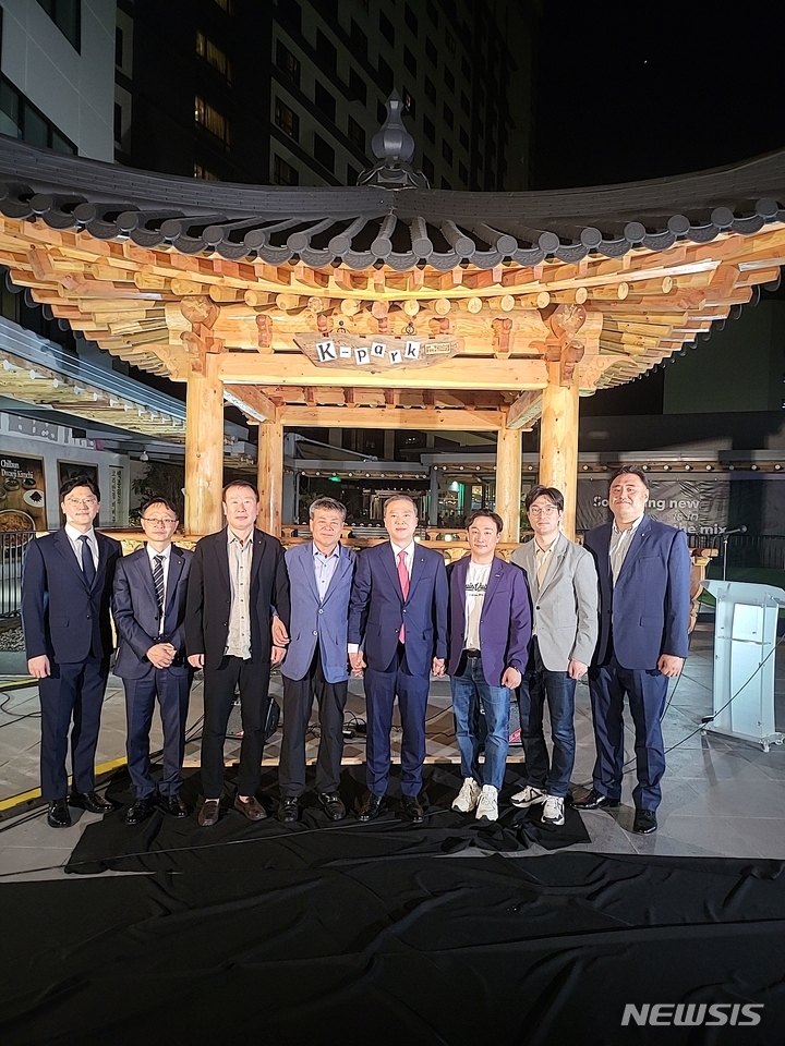 [전주=뉴시스]윤난슬 기자 = 전북대학교가 필리핀 마닐라시에 한옥을 수출하는 등 글로컬 대학의 위상을 공고히 다지고 있다.(사진=전북대 제공)