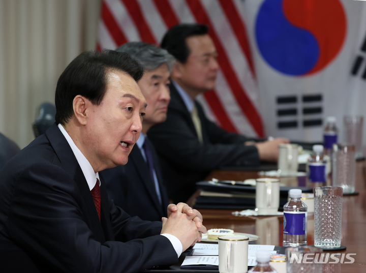 [워싱턴=뉴시스] 전신 기자 = 미국을 국빈 방문 중인 윤석열 대통령이 27일(현지시간) 워싱턴DC 미 국방부(펜타곤)에서 로이드 오스틴 국방장관 등 미군 수뇌부의 보고를 받은 뒤 발언하고 있다. 2023.04.28. photo1006@newsis.com