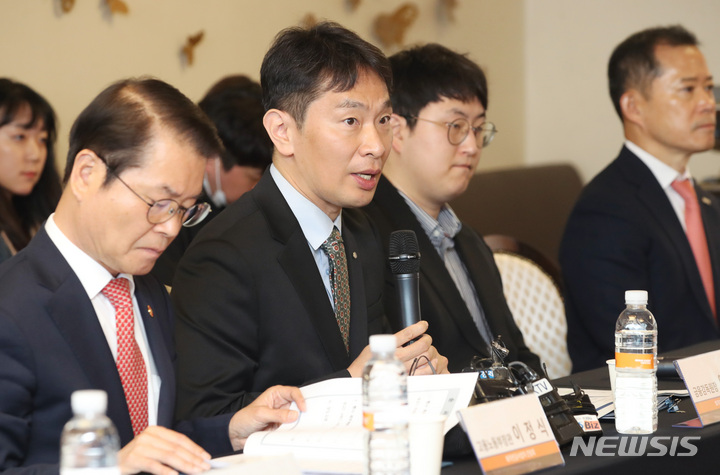 [서울=뉴시스] 김진아 기자 = 이복현 금융감독원장이 28일 오전 서울 중구 미래에셋증권 WM센터원에서 열린 퇴직연금제도 역할강화를 위한 퇴직연금사업자 현장 방문 및 간담회에서 발언하고 있다. 2023.04.28. bluesoda@newsis.com