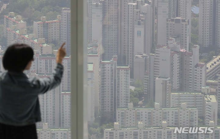 [서울=뉴시스] 김금보 기자 = 서울 강남 3구 아파트 가격이 오르는 등 서울 지역 하락 폭이 3주 연속 둔화세를 보이고 있다. 한국부동산원에 따르면 이번 주(24일 기준) 서울 아파트 가격은 지난주(-0.08%)보다 낙폭이 줄어든 0.07% 하락을 기록했다. 강남구는 이번 주 0.02% 올라 11개월 만에 반등, 노원구도 전주보다 0.04% 올라 약 1년 4개월 만의 반등을 보였다. 사진은 28일 서울 시내 아파트. 2023.04.28. kgb@newsis.com