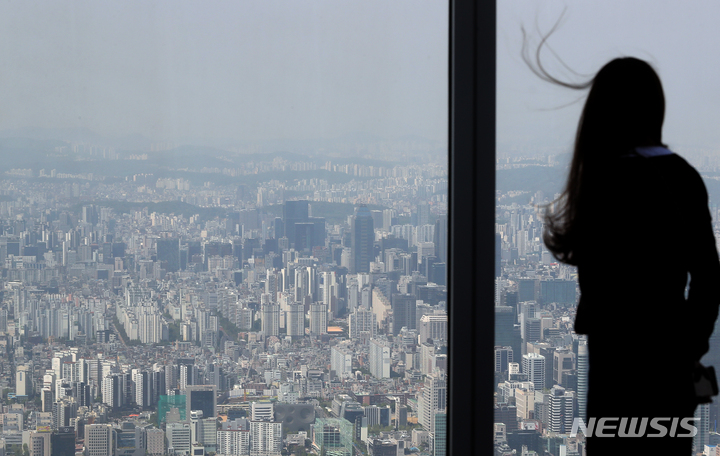 [서울=뉴시스] 김금보 기자 = 서울 강남 3구 아파트 가격이 오르는 등 서울 지역 하락 폭이 3주 연속 둔화세를 보이고 있다. 한국부동산원에 따르면 이번 주(24일 기준) 서울 아파트 가격은 지난주(-0.08%)보다 낙폭이 줄어든 0.07% 하락을 기록했다. 강남구는 이번 주 0.02% 올라 11개월 만에 반등, 노원구도 전주보다 0.04% 올라 약 1년 4개월 만의 반등을 보였다. 사진은 28일 서울 시내 아파트. 2023.04.28. kgb@newsis.com