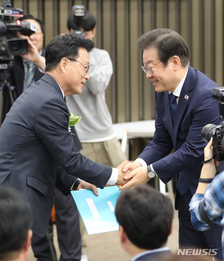 [서울=뉴시스] 전진환 기자 = 박광온 신임 원내대표가 28일 오전 서울 여의도 국회에서 열린 제21대 국회 더불어민주당 제4기 원내대표 선출을 위한 의원총회에서 이재명 대표의 축하를 받고 있다. 2023.04.28. amin2@newsis.com