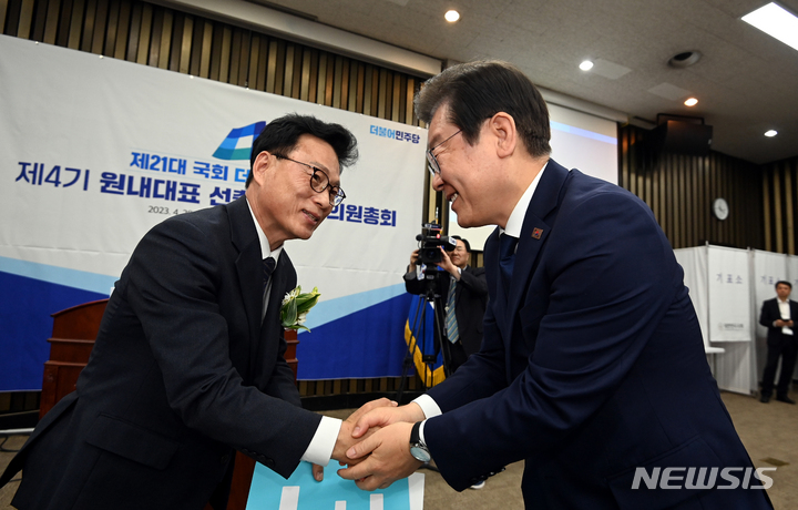 [서울=뉴시스] 전진환 기자 = 박광온 더불어민주당 신임 원내대표가 28일 오전 서울 여의도 국회에서 열린 원내대표 선출을 위한 의원총회에서 이재명 대표로 부터 축하를 받고 있다. (공동취재사진) 2023.04.28. photo@newsis.com