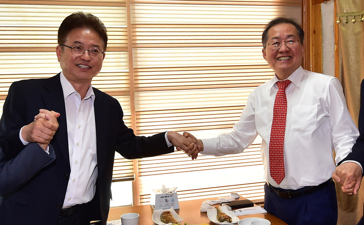 [군위=뉴시스] 이무열 기자 = 이철우 경북도지사와 홍준표 대구시장이 지난해 4월28일 오전 경북 군위군의 한 식당에서 열린 대구경북신공항 성공건설 화합 간담회에 참석해 기념 촬영을 하고 있는 모습. 2023.04.28. lmy@newsis.com