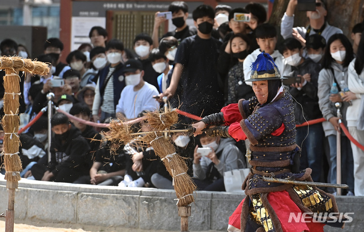 [수원=뉴시스] 김종택 기자 = 봄기운이 완연한 28일 경기도 수원시 팔달구 화성행궁을 찾은 시민들이 수원시립공연단원들의 무예24기 공연을 관람하고 있다. 2023.04.28. jtk@newsis.com