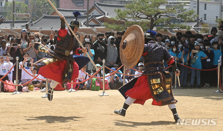 [수원=뉴시스] 김종택 기자 = 봄기운이 완연한 28일 경기도 수원시 팔달구 화성행궁을 찾은 시민들이 수원시립공연단원들의 무예24기 공연을 관람하고 있다. 2023.04.28. jtk@newsis.com