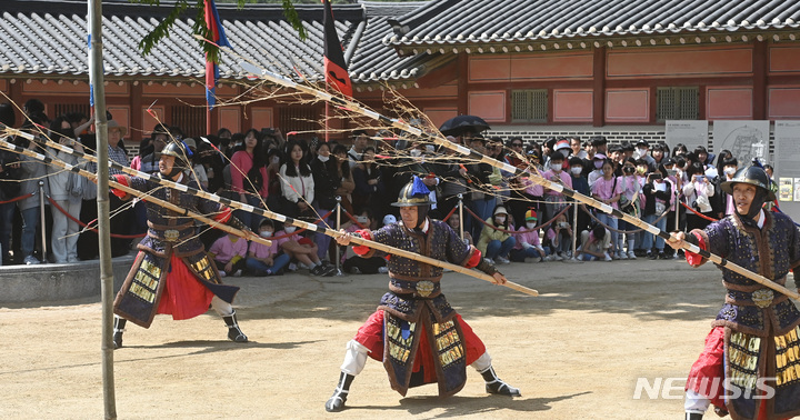 [수원=뉴시스] 김종택 기자 = 봄기운이 완연한 28일 경기도 수원시 팔달구 화성행궁을 찾은 시민들이 수원시립공연단원들의 무예24기 공연을 관람하고 있다. 2023.04.28. jtk@newsis.com