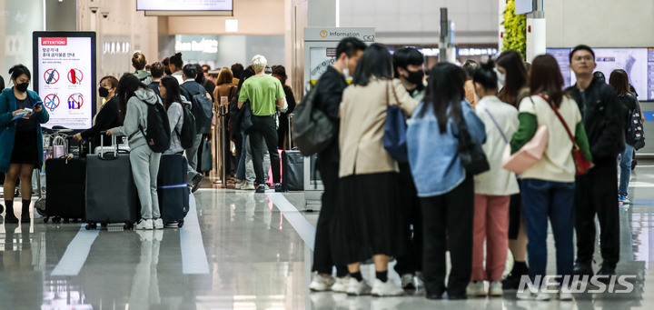 [인천공항=뉴시스] 정병혁 기자 = 28일 오후 인천국제공항 1터미널 출국장이 여행객들로 붐비고 있다. 인천공항공사는 4월말 5월초 황금연휴를 이용해 인천국제공항을 통해 해외로 떠나는 국제선 승객이 131만6000명을 넘을 것으로 예상된다고 밝혔다. 이 기간 하루 평균 이용객은 14만6300명으로 코로나19 이후 최근 일일 이용객보다 14% 증가한 것이다. 2023.04.28. jhope@newsis.com