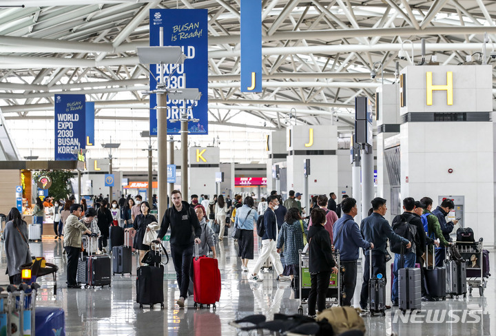 [인천공항=뉴시스] 정병혁 기자 = 28일 오후 인천국제공항 1터미널 출국장이 여행객들로 붐비고 있다. 2023.04.28. jhope@newsis.com