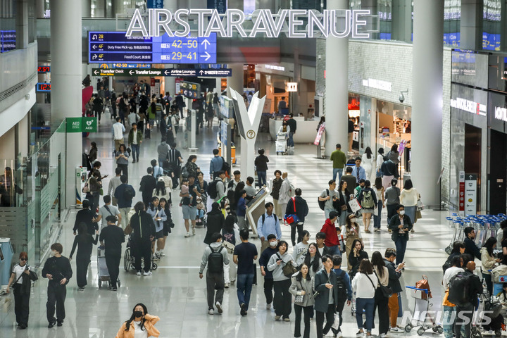 [인천공항=뉴시스] 정병혁 기자 = 28일 오후 인천국제공항 1터미널 면세점 구역이 여행객들로 붐비고 있다. 인천공항공사는 4월말 5월초 황금연휴를 이용해 인천국제공항을 통해 해외로 떠나는 국제선 승객이 131만6000명을 넘을 것으로 예상된다고 밝혔다. 이 기간 하루 평균 이용객은 14만6300명으로 코로나19 이후 최근 일일 이용객보다 14% 증가한 것이다. 2023.04.28. jhope@newsis.com