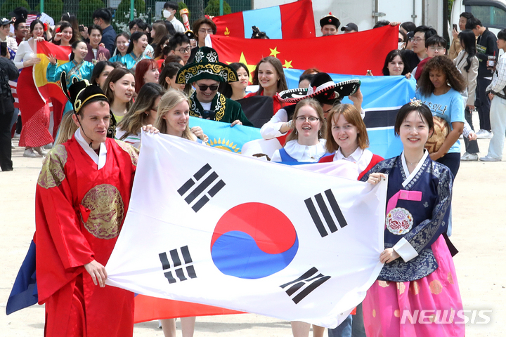 [서울=뉴시스] 조성우 기자 = 28일 오후 서울 동대문구 한국외국어대학교에서 열린 제17회 문화 엑스포에서 한국어문화교육원 외국인 학생들이 각국 전통의상을 입고 퍼레이드를 하고 있다. 2023.04.28. xconfind@newsis.com