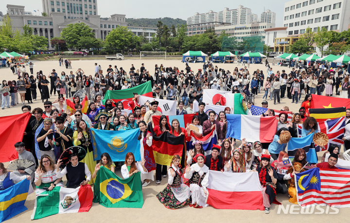 [서울=뉴시스] 조성우 기자 = 28일 오후 서울 동대문구 한국외국어대학교에서 열린 제17회 문화 엑스포에서 한국어문화교육원 외국인 학생들이 각국 전통의상을 입고 기념촬영을 하고 있다. 2023.04.28. xconfind@newsis.com