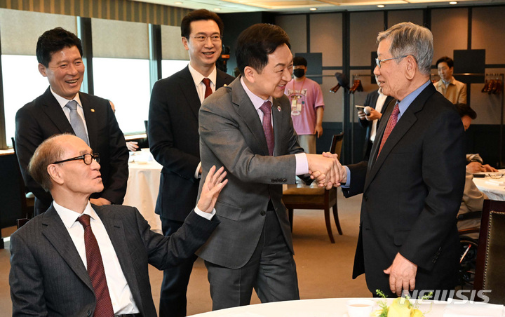 [서울=뉴시스] 국회사진기자단 = 김기현 국민의힘 대표와 유흥수 국민의힘 상임고문이 28일 서울 여의도의 한 식당에서 열린 국민의힘 상임고문단 회의에서 인사하고 있다. 2023.04.28. photo@newsis.com