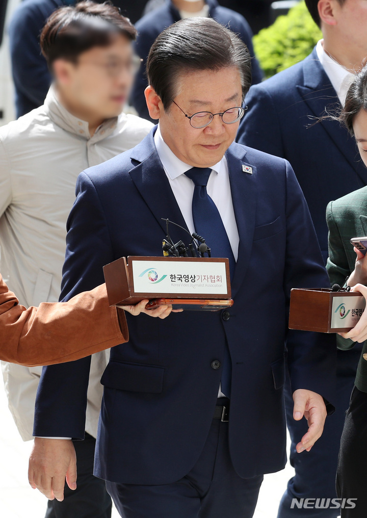 [서울=뉴시스] 김진아 기자 = 지난 대선 과정에서 허위 발언을 한 혐의로 재판에 넘겨진 이재명 더불어민주당 대표가 28일 오전 서울 서초구 서울중앙지방법원에서 열린 공직선거법 위반 혐의 공판에 출석하고 있다. 2023.04.28. bluesoda@newsis.com