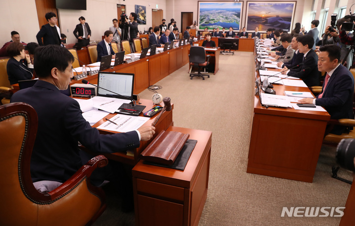 [서울=뉴시스] 이영환 기자 = 김민기 국회 국토교통위원장이 28일 오후 서울 여의도 국회에서 열린 전체회의에서 개회를 선언하며 의사봉을 두드리고 있다. 2023.04.28. 20hwan@newsis.com