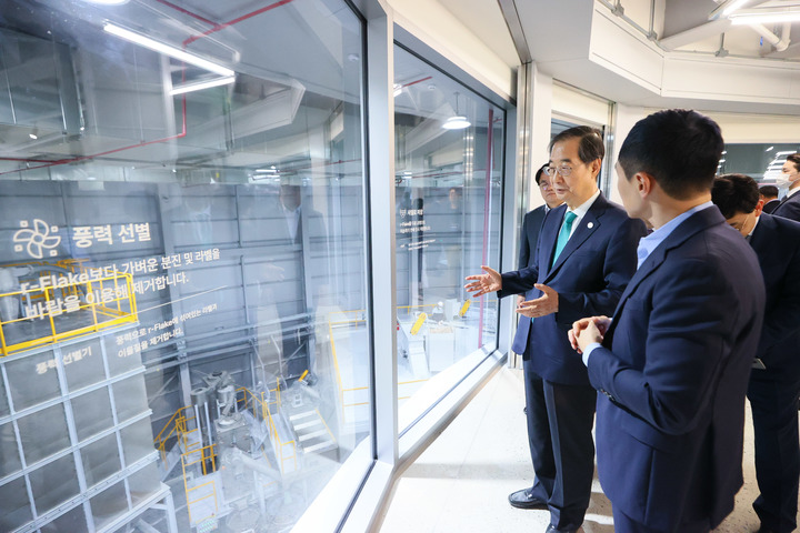 [서울=뉴시스] 배훈식 기자 = 한덕수 국무총리가 28일 오후 경기 화성시 기후테크 기업 수퍼빈 아이엠팩토리 시설을 둘러보고 있다. (사진=국무총리실 제공) 2023.04.28. photo@newsis.com *재판매 및 DB 금지