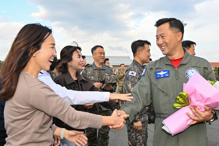 [서울=뉴시스] 최동준 기자 = 28일 오후 공군 김해기지에서 '프라미스(PROMISE)' 작전을 성공적으로 마치고 복귀한 안효삼 대령이 가족들과 재회하고 있다. C-130J 임무요원들은 수단의 우리 국민들을 포트수단에서 사우디아라비아 제다공항으로 안전하게 후송하며 성공적으로 임무를 완수했다. (사진=공군 제공) 2023.04.28. photo@newsis.com *재판매 및 DB 금지