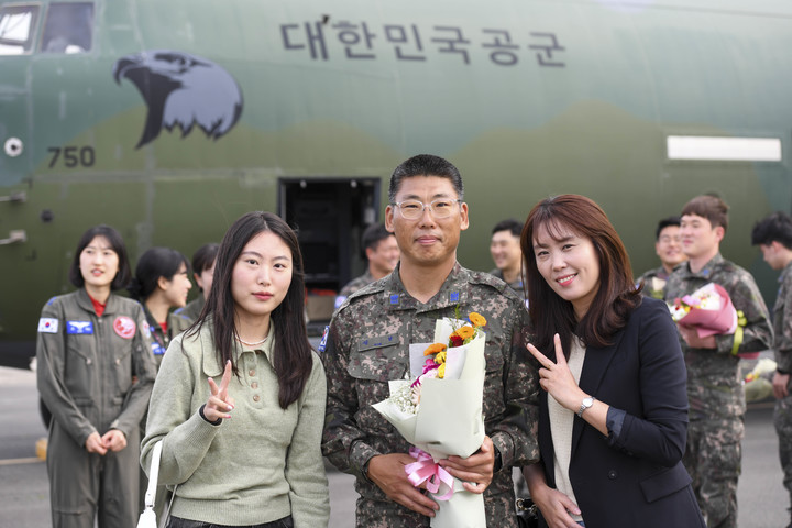 [서울=뉴시스] 최동준 기자 = 28일 오후 공군 김해기지에서 '프라미스(PROMISE)' 작전을 성공적으로 마치고 복귀한 김남 원사와 가족들이 기념촬영 하고 있다. C-130J 임무요원들은 수단의 우리 국민들을 포트수단에서 사우디아라비아 제다공항으로 안전하게 후송하며 성공적으로 임무를 완수했다. (사진=공군 제공) 2023.04.28. photo@newsis.com *재판매 및 DB 금지