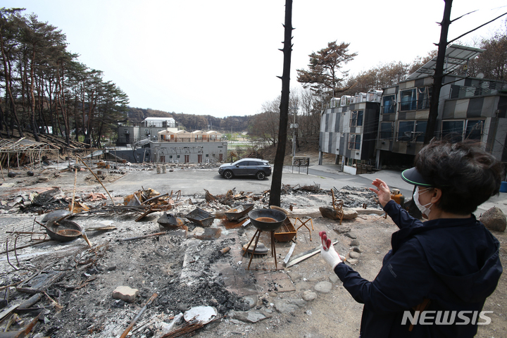 [강릉=뉴시스] 김경목 기자 = 지난달 28일 펜션을 잃은 주민이 산불 당시 상황을 설명하고 있다. 2023.04.28. photo31@newsis.com