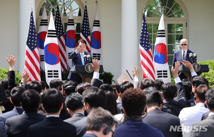 [워싱턴=뉴시스] 홍효식 기자 = 윤석열 대통령과 조 바이든 미국 대통령이 26일(현지시간) 워싱턴DC 백악관 로즈가든에서 공동 기자회견을 하고 있다. 2023.04.27. yesphoto@newsis.com