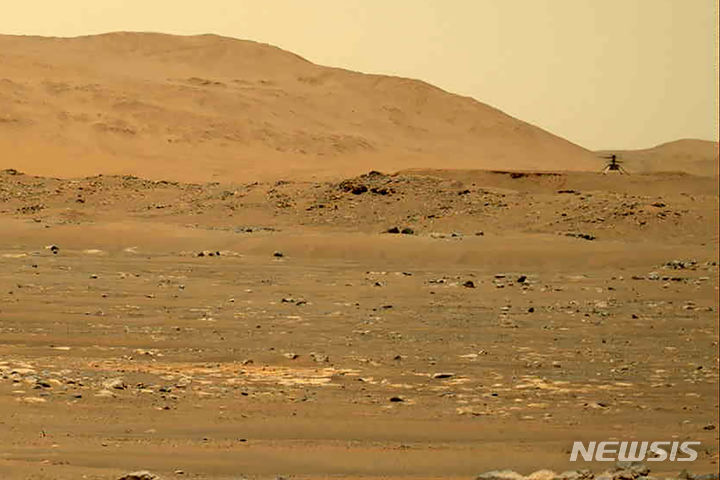 [나사=AP/뉴시스] 화성탐사선 퍼시비어런스 호의 화성용 소형헬기(오른쪽 위) 인지뉴이티호의 2021년 4월 30일 사진.&nbsp; 이 헬기는 올해 8월 12일까지 55회의 탐사비행을 하면서 화성 표면의 지질 표본과 암석등을 촬영, 전송해왔다. 2023.08.17. 