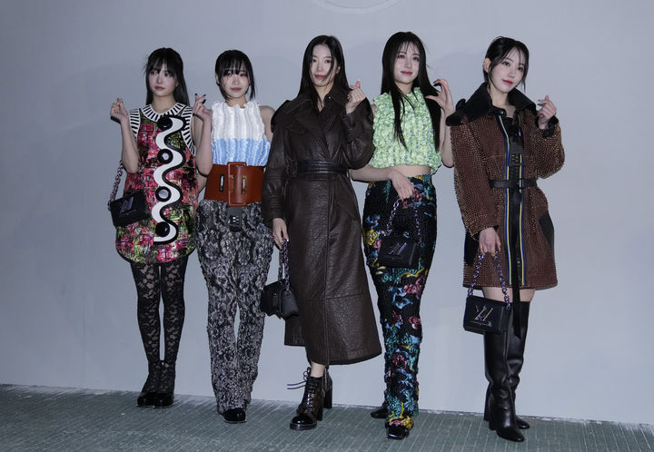 [서울=AP/뉴시스] 르세라핌 멤버들이 작년 4월 서울에서 열린 루이 비통 '2023 프리폴 쇼'에 참석한 모습. 