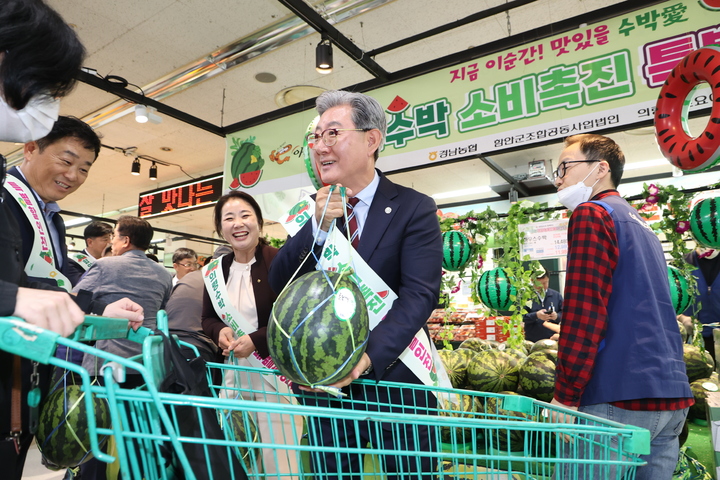 경남농산물 통합기획전에 의령 토요애 수박 홍보하고 있는 오태완 의령군수. 오 군수 왼쪽은 주현숙 의령동부농협조합장. *재판매 및 DB 금지