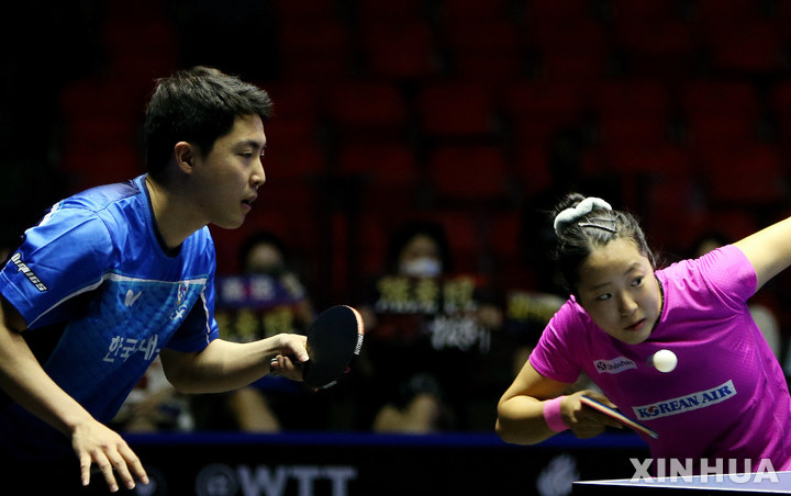 [방콕=AP/뉴시스] 임종훈-신유빈이 28일(현지시간) 태국 방콕에서 열린 월드테이블테니스(WTT) 스타 컨텐더 방콕 2023 대회 혼합복식 결승에서 린가오위엔-첸싱통(중국) 조와 경기하고 있다. 한국은 세트 스코어 2-3(11-7 11-9 9-11 6-11 8-11)으로 역전패하며 준우승을 차지했다. 2023.04.29.